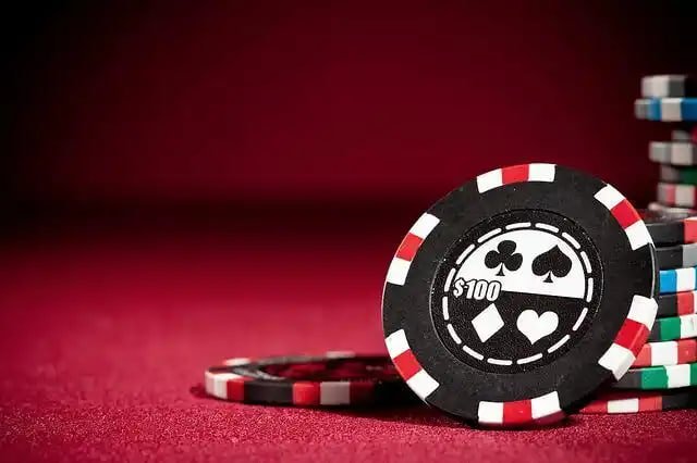 Pemain Indonesia menikmati Live Casino apigacor888 di smartphone dengan tampilan dealer Baccarat